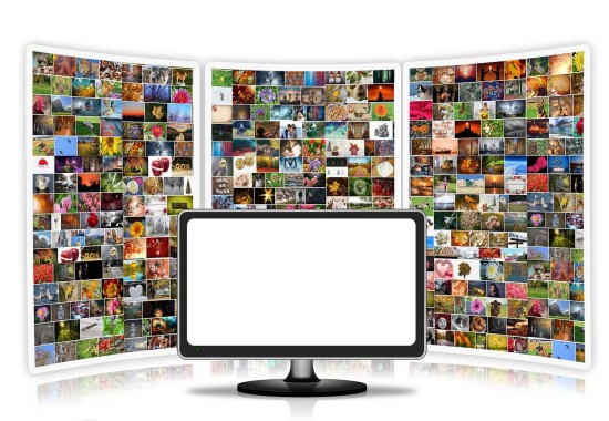 真っ白な画面が写ったモニターと、たくさんの風景写真が写った写真